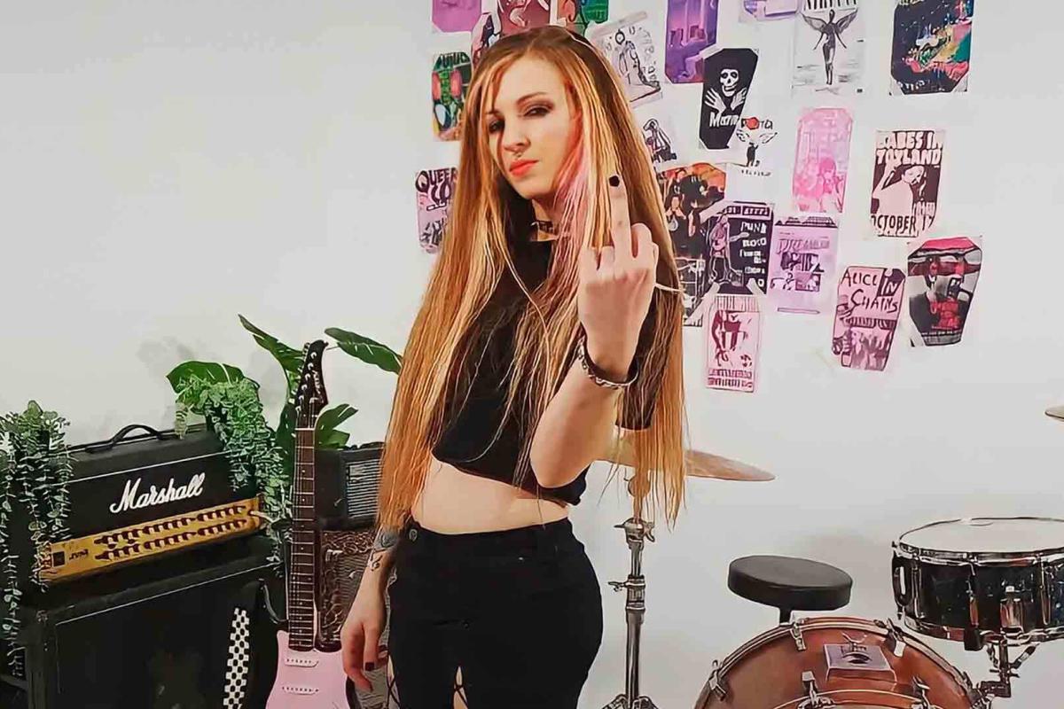 Laura Dsk estrena videoclip “Bomba Violeta”