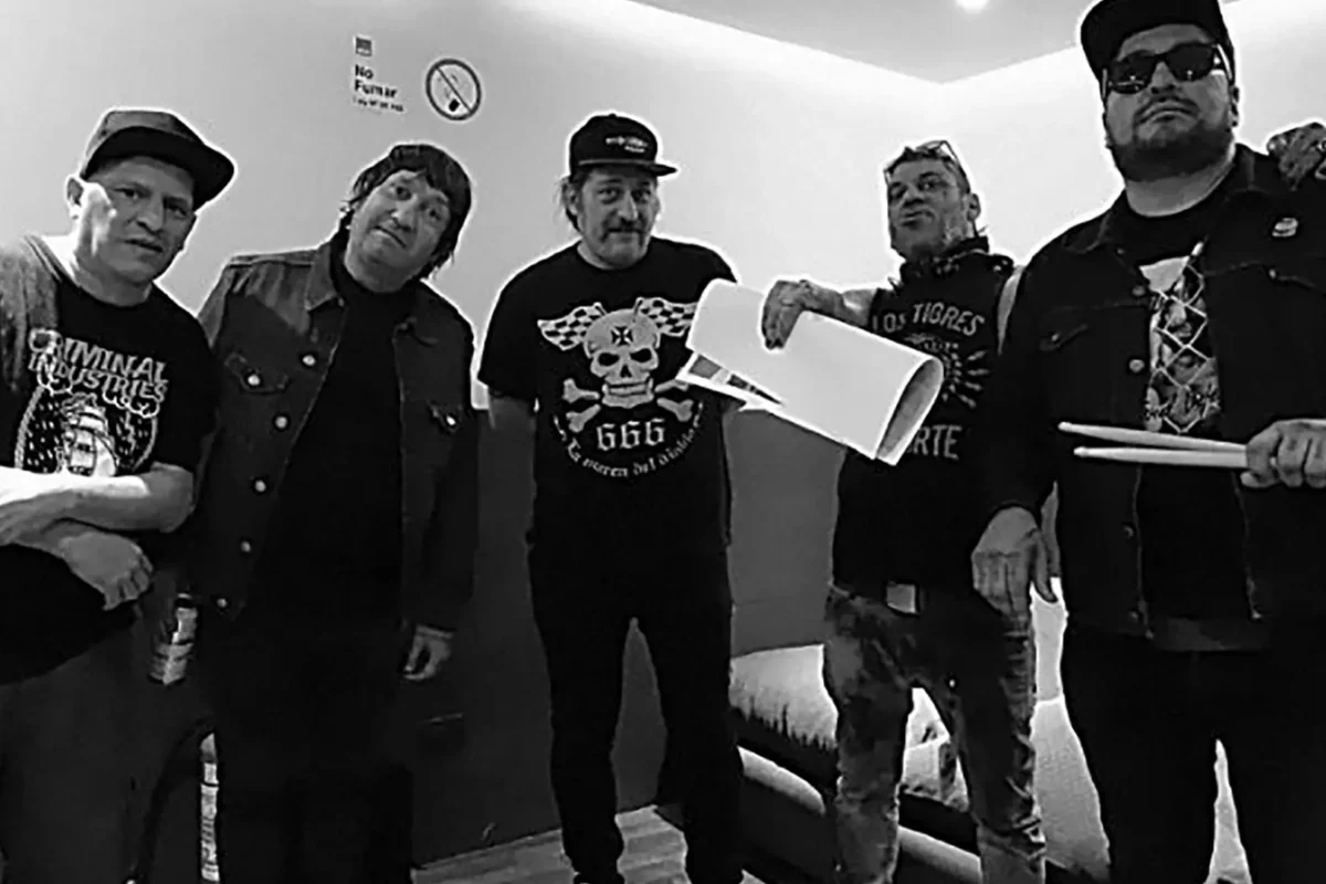 2 Minutos estrena versión nueva del tema “Lejos Estoy”